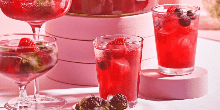 Zelfgemaakte ijsthee met rood fruit